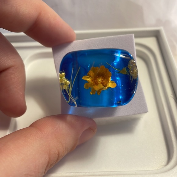 Flower Resin Ring - BEAUTIFUL! Real flowers inside. - Picture 5 of 5